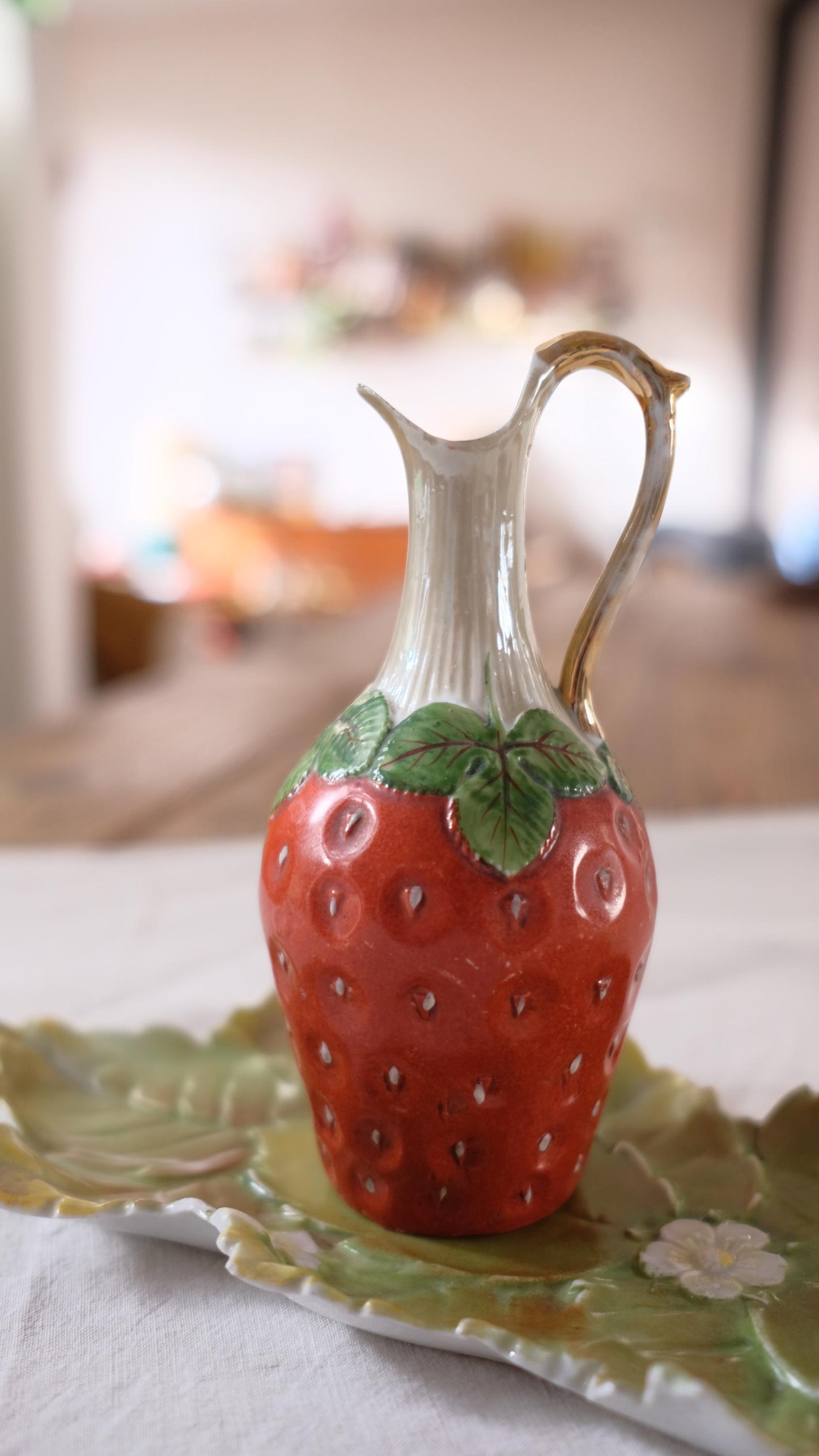 Petit pichet vintage en forme de fraise