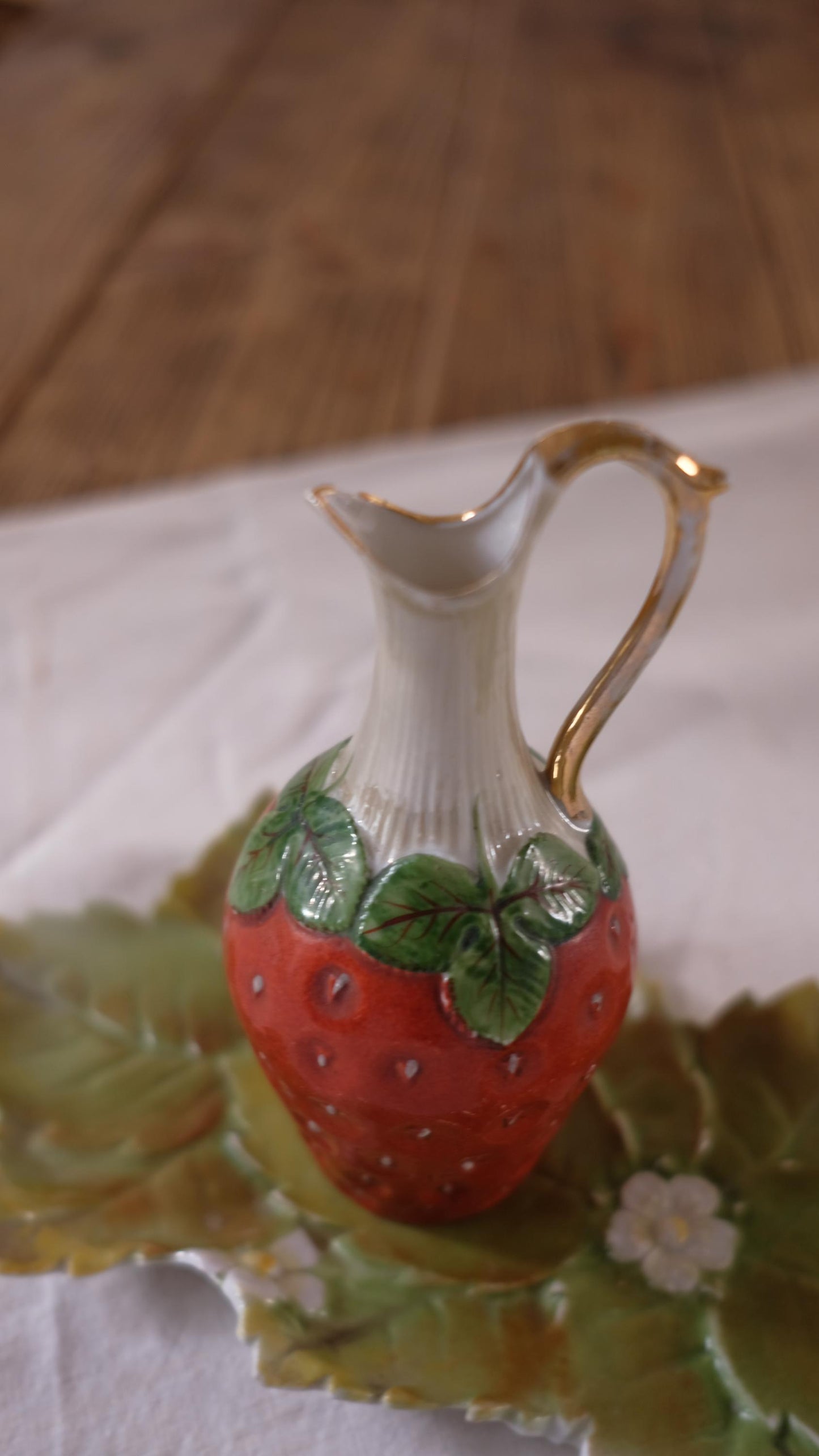 Petit pichet vintage en forme de fraise