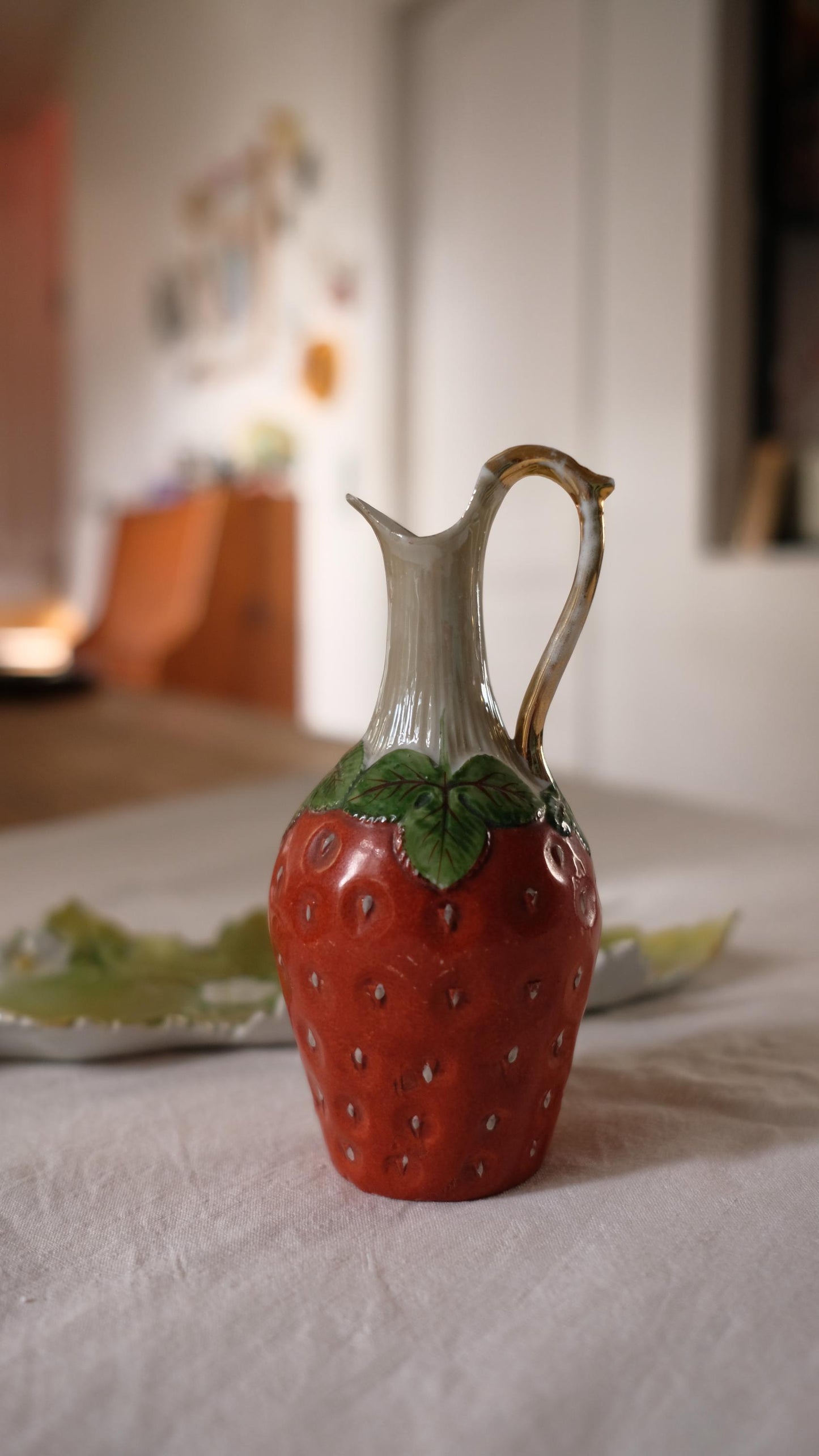 Petit pichet vintage en forme de fraise