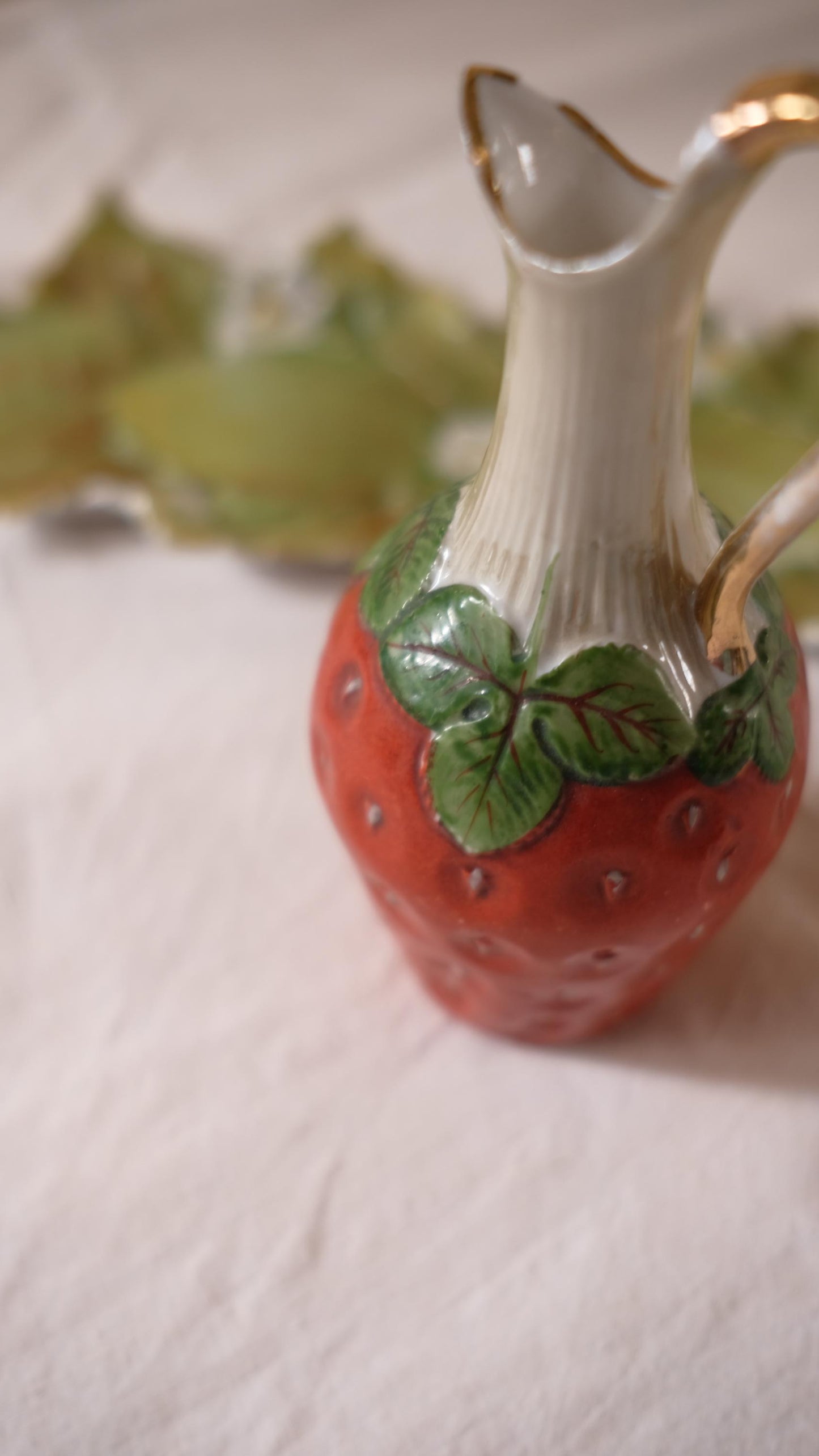 Petit pichet vintage en forme de fraise