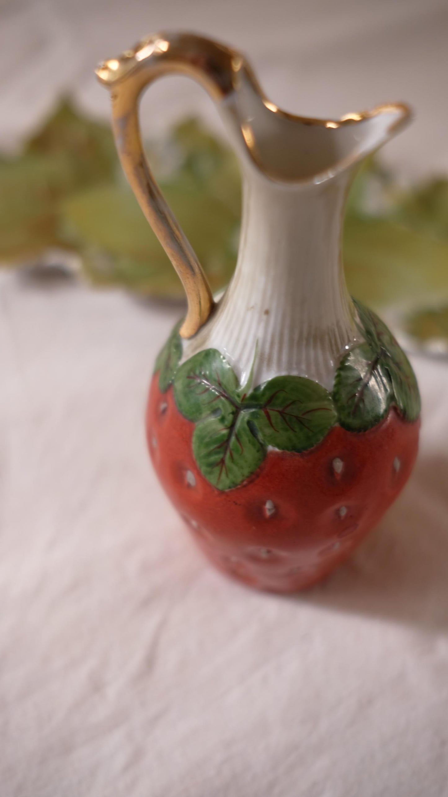 Petit pichet vintage en forme de fraise