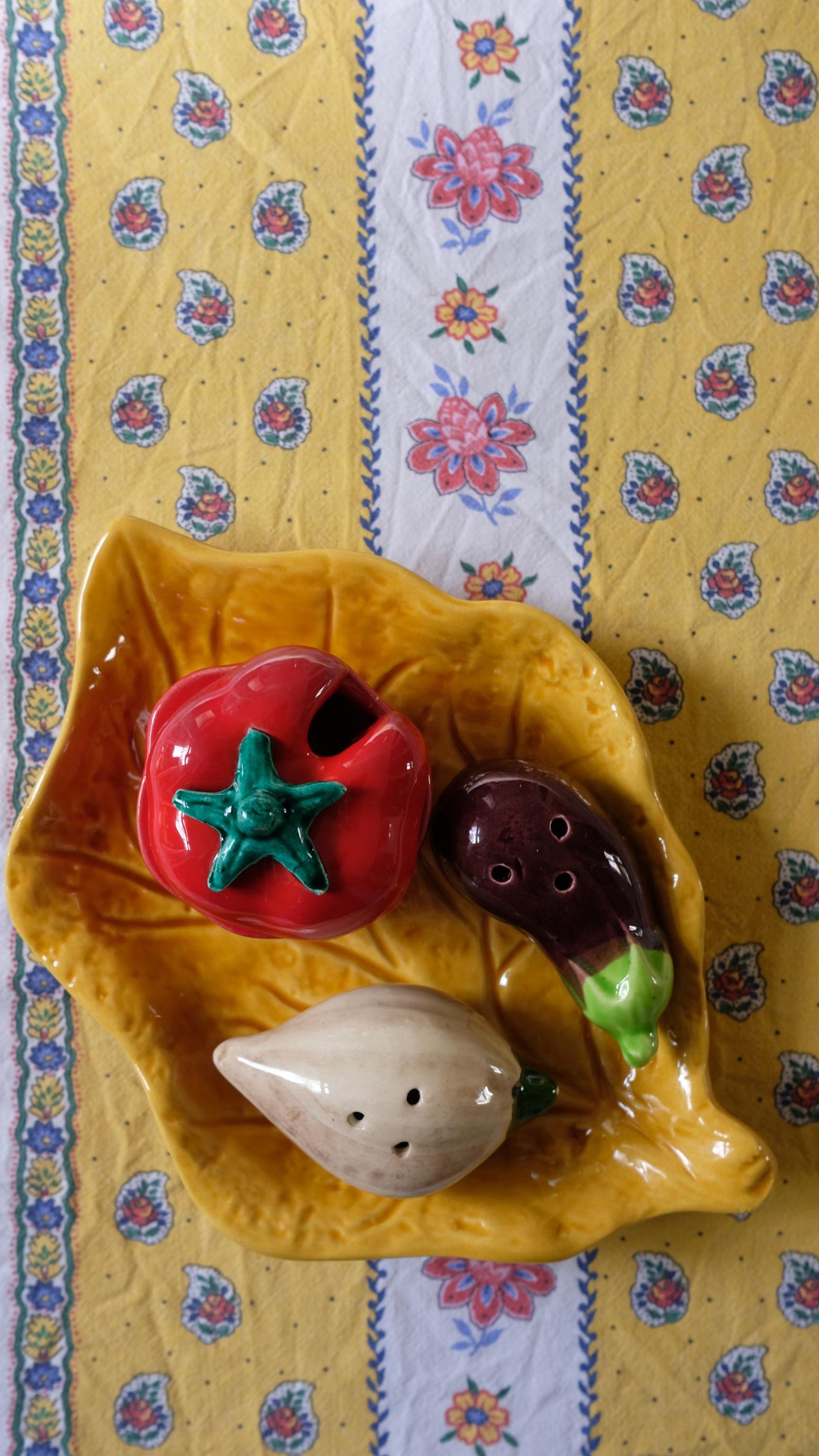 Ensemble à condiments vintage en barbotine de Vallauris