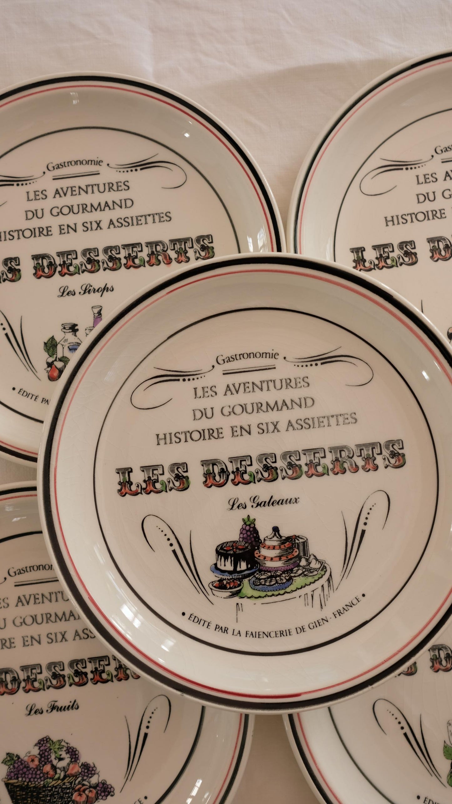 Ensemble de six assiettes à dessert Gien vintage "les aventures du gourmand"
