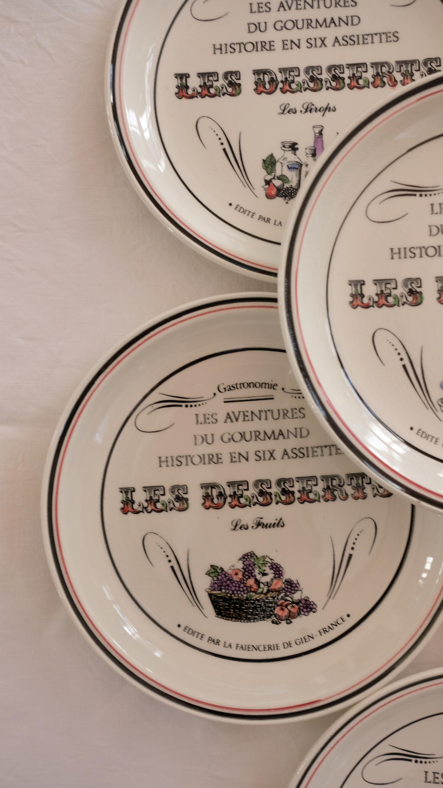 Ensemble de six assiettes à dessert Gien vintage "les aventures du gourmand"