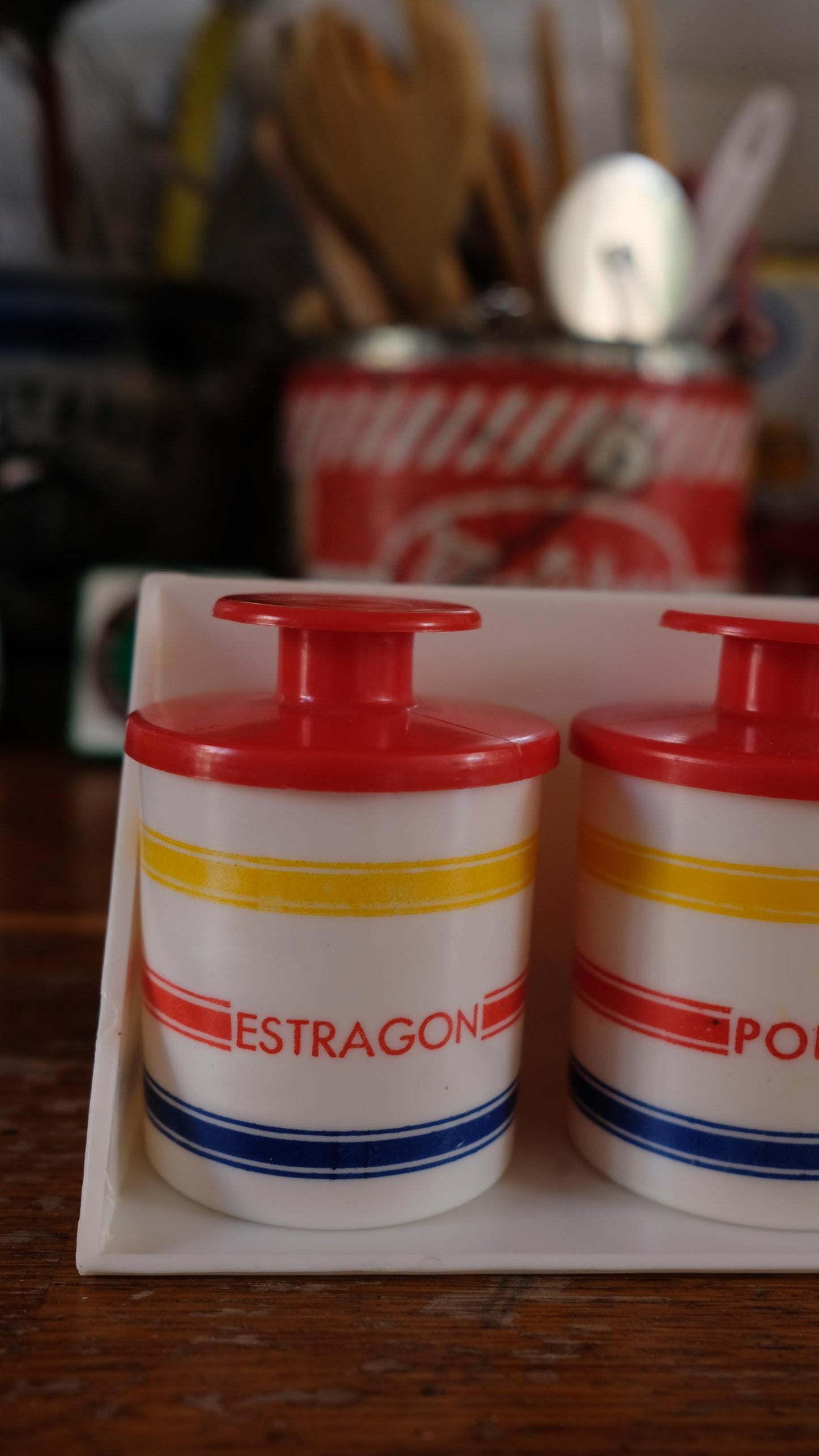 Etagère et pots à épices vintage en plastique