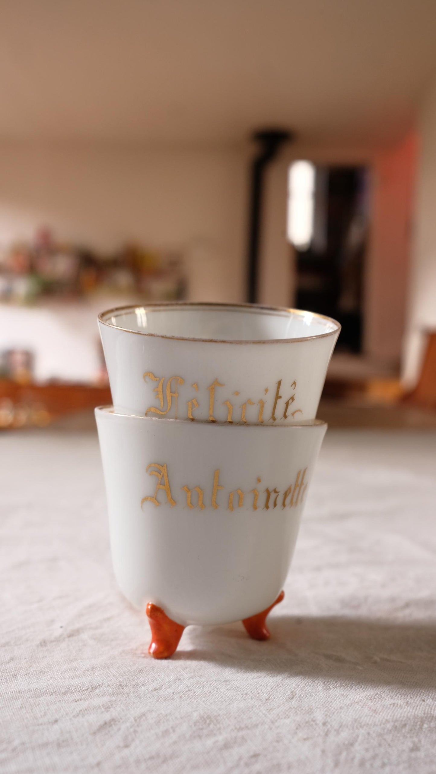 Lot de deux tasses prénoms vintage en porcelaine