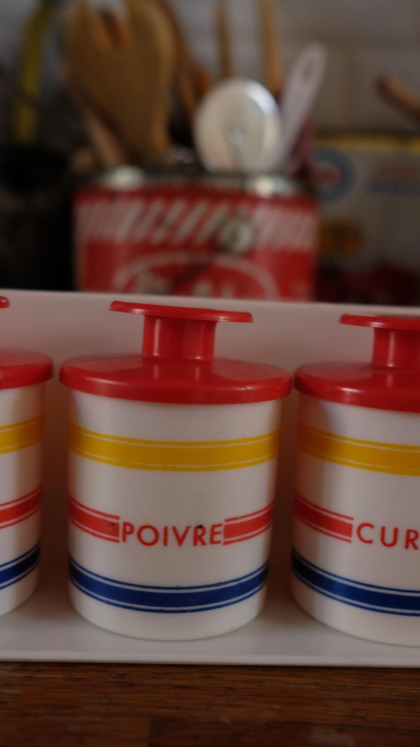 Etagère et pots à épices vintage en plastique