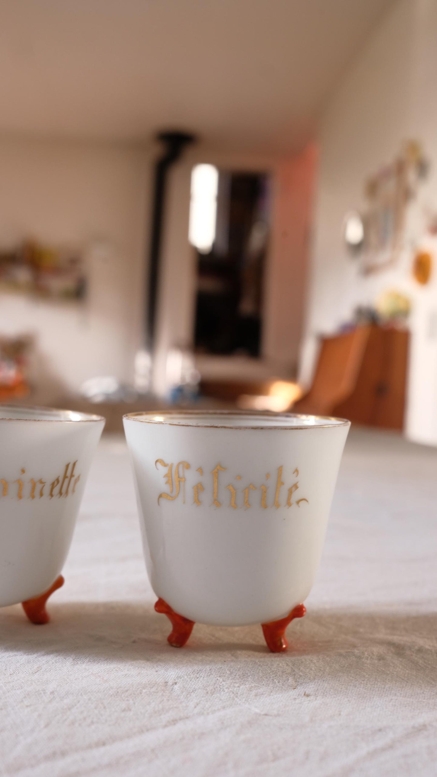 Lot de deux tasses prénoms vintage en porcelaine