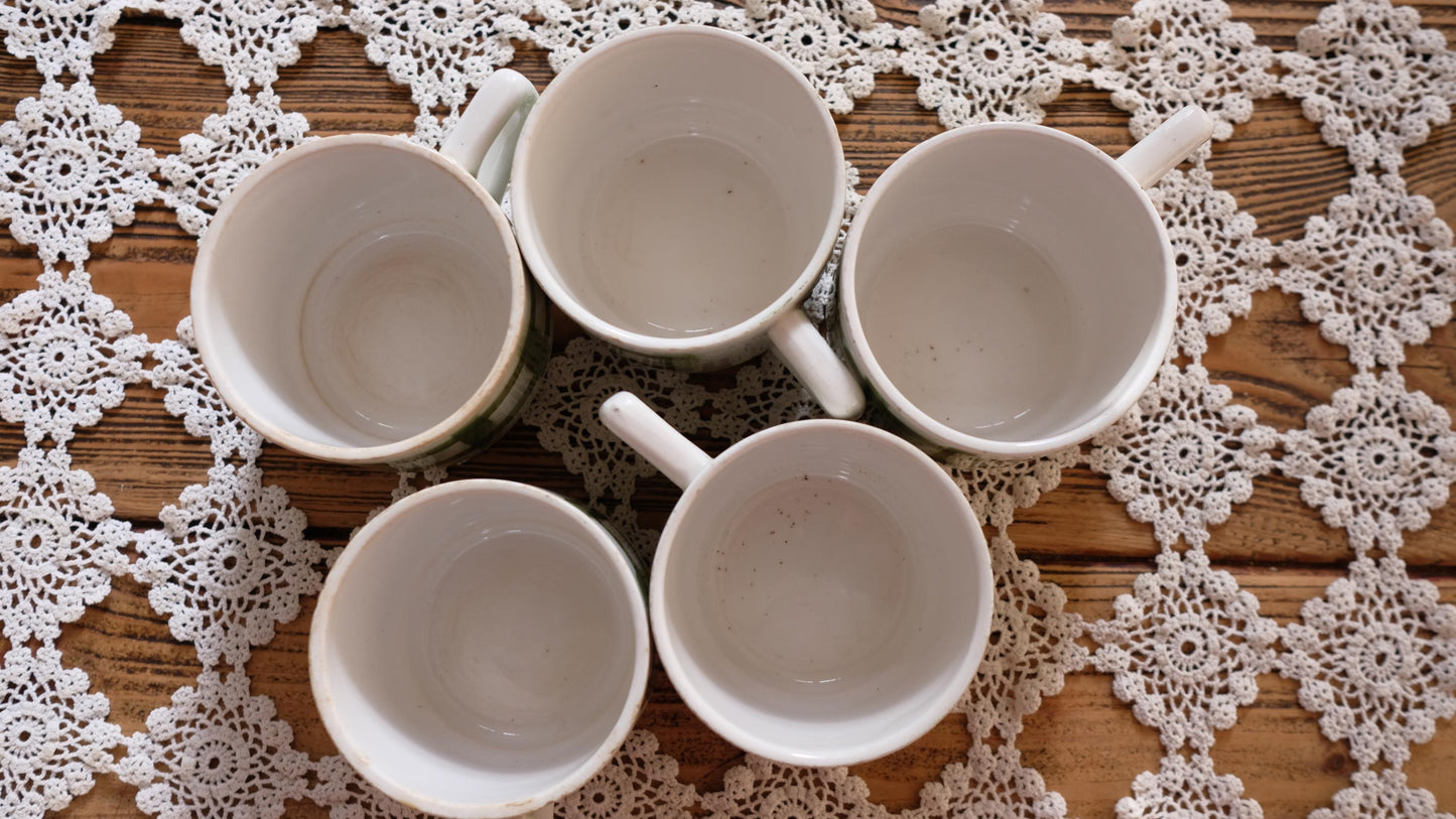 Lot de cinq tasses à carreaux vintage style moulin des loups