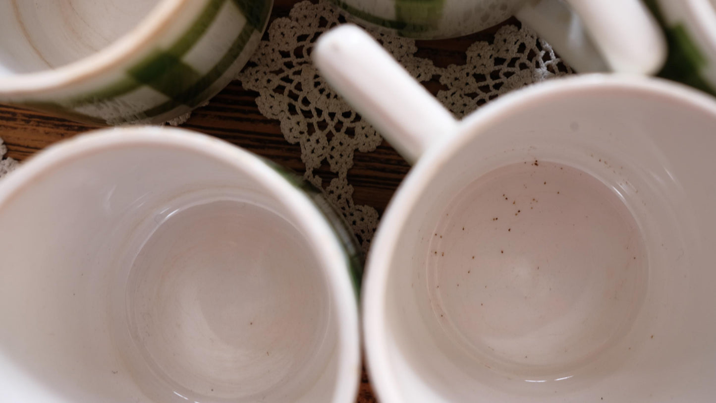 Lot de cinq tasses à carreaux vintage style moulin des loups