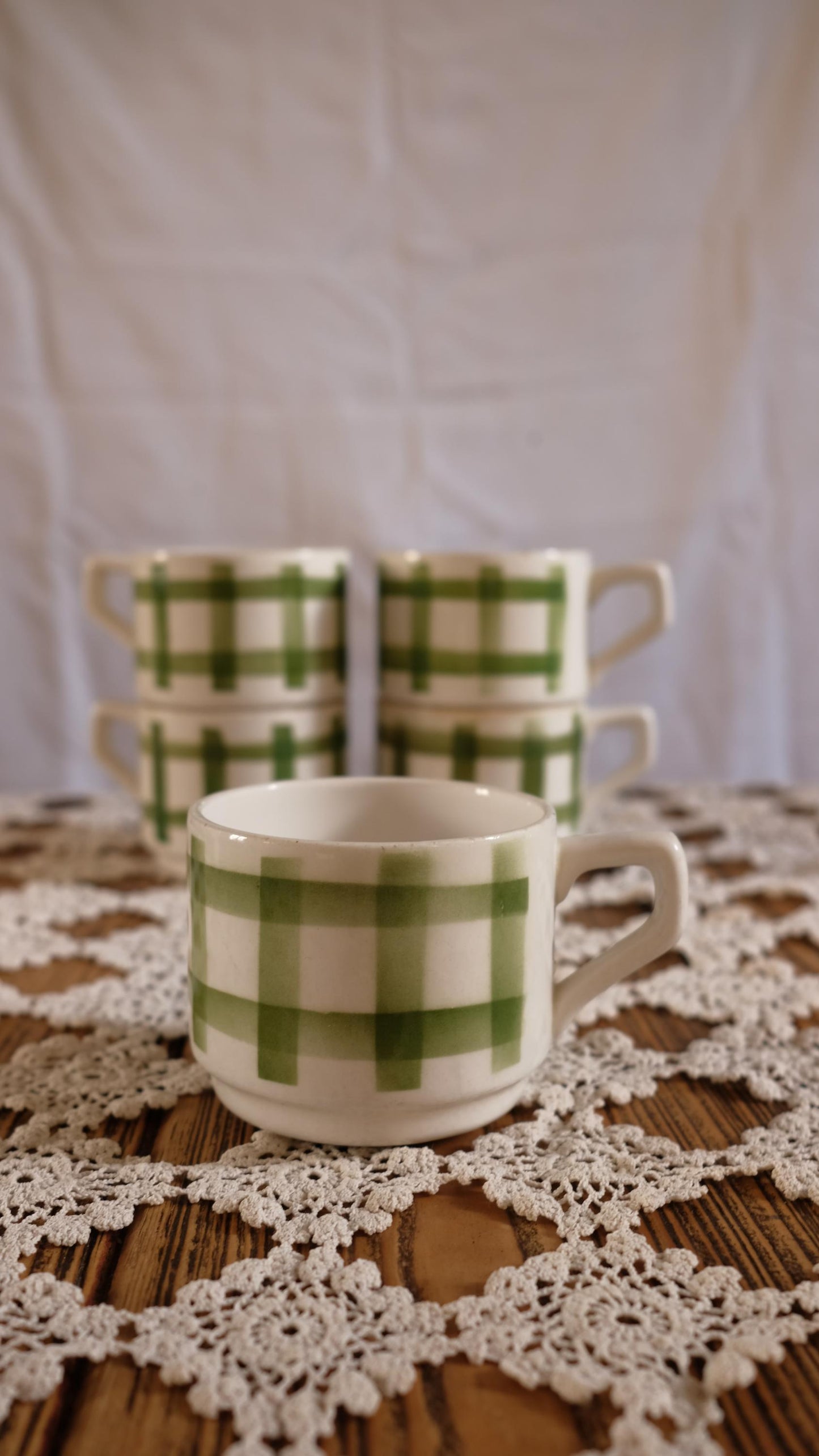 Lot de cinq tasses à carreaux vintage style moulin des loups