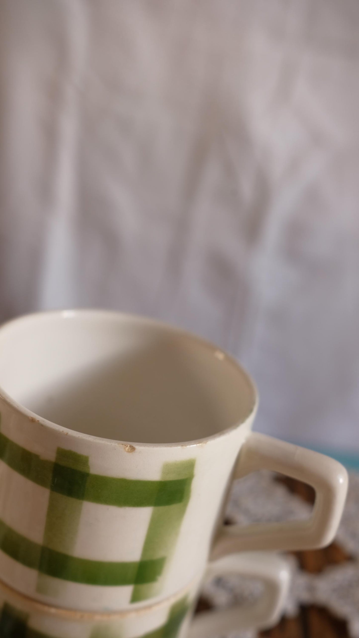 Lot de cinq tasses à carreaux vintage style moulin des loups
