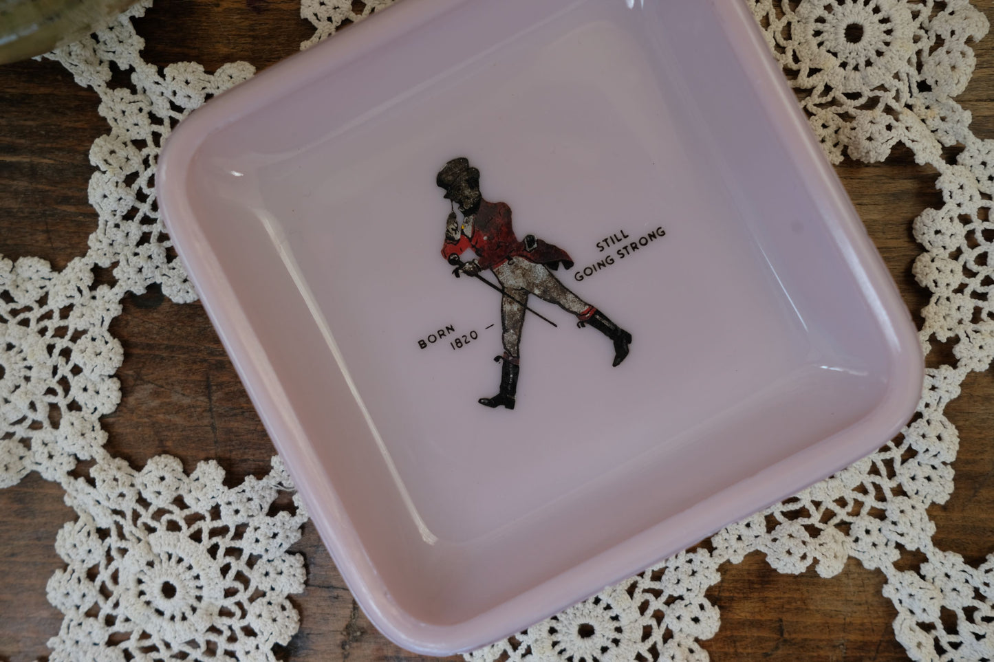 Cendrier/vide-poche Johnny Walker en opaline rose