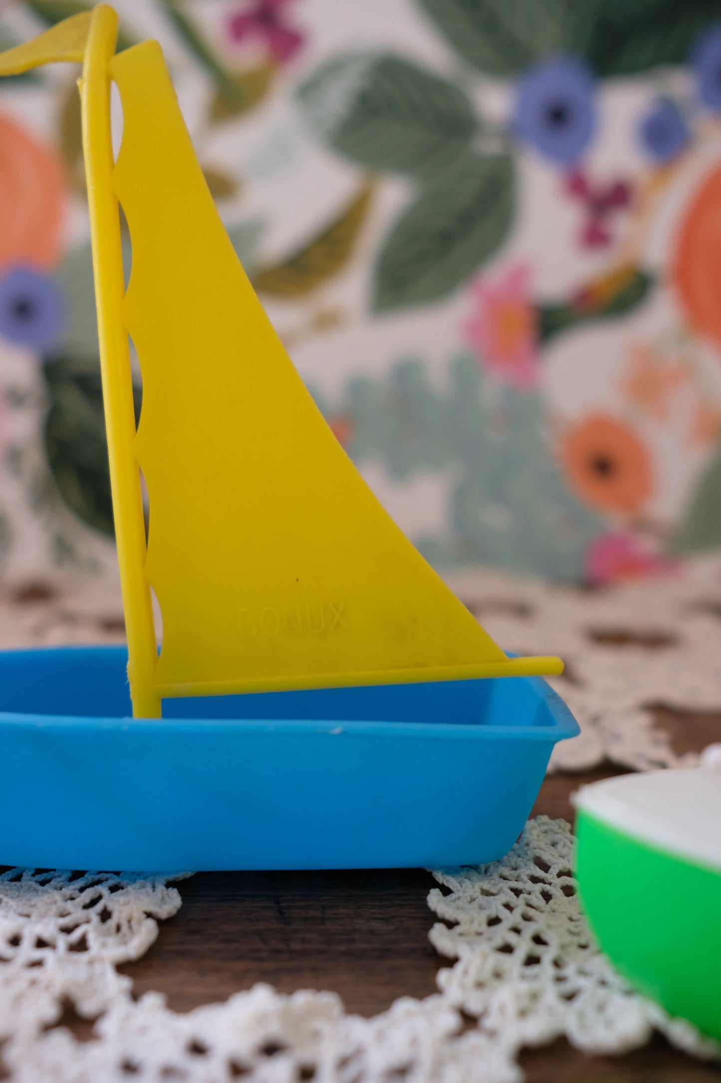 Lot de petits bateaux en plastique colorés