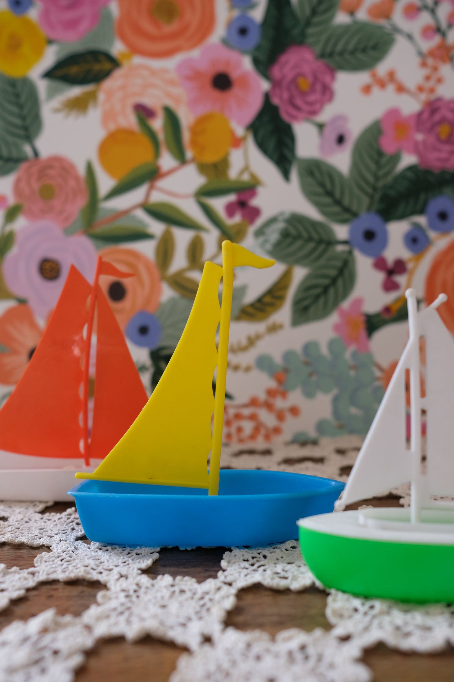 Lot de petits bateaux en plastique colorés